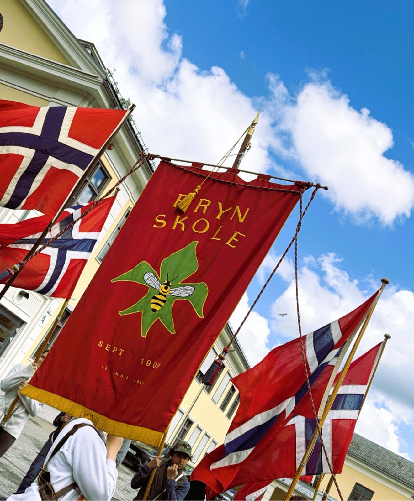 en gruppe mennesker som holder flagg