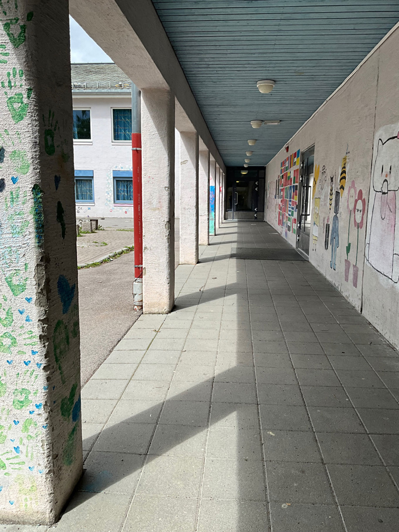 en gangvei med en overbygd gangvei