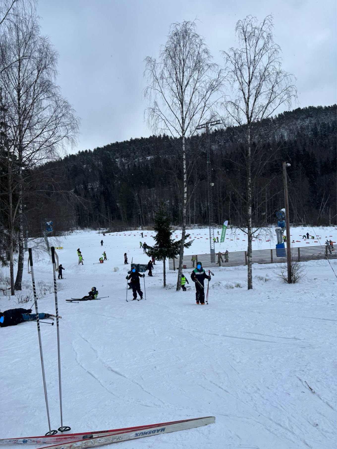 en gruppe skiløpere som kjører ned en bakke