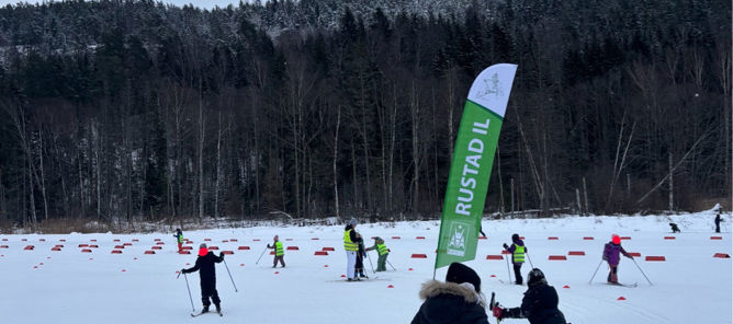 En gruppe mennesker som står på ski på snøen
