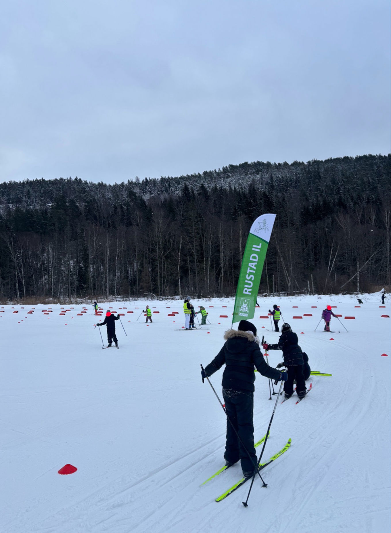 En gruppe mennesker som står på ski på snøen