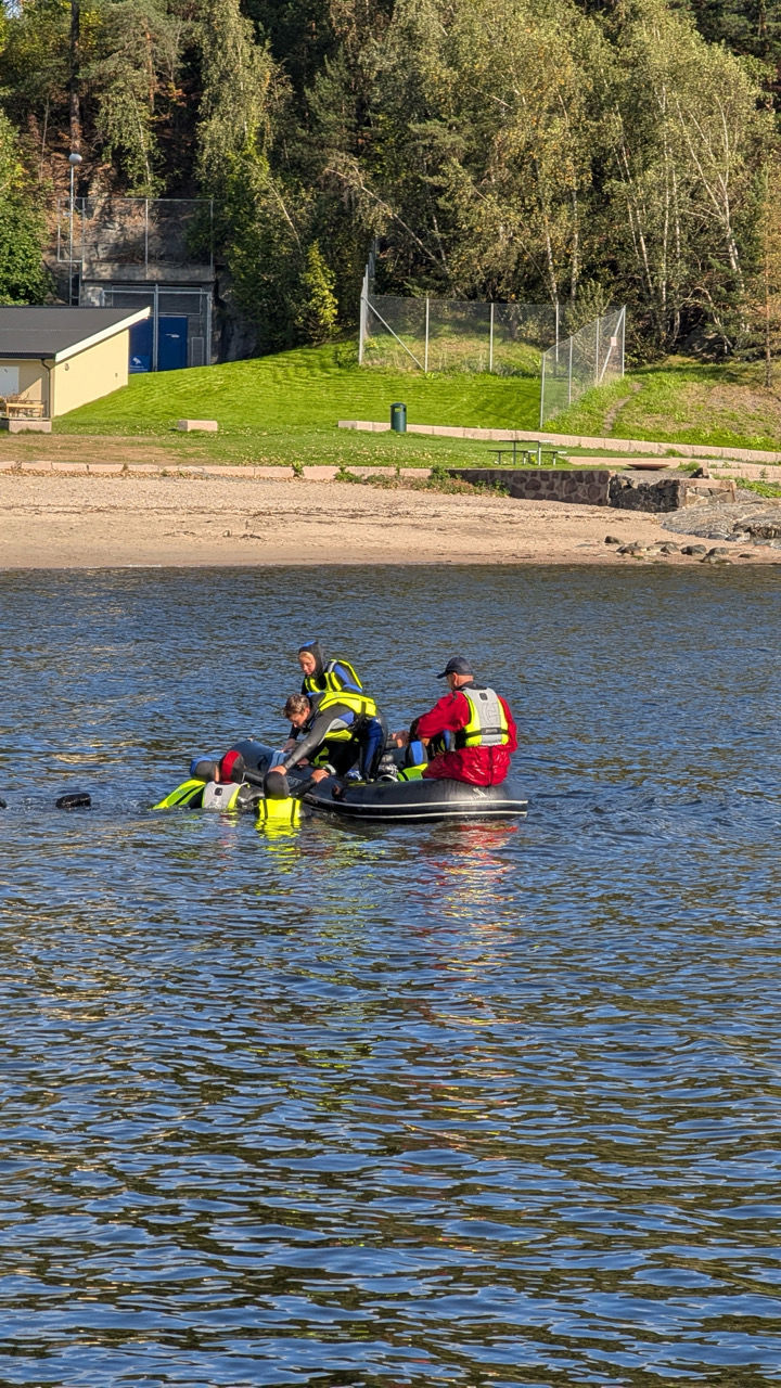En gruppe mennesker i en kano på en innsjø