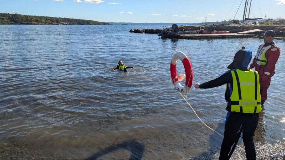 En gruppe mennesker som fisker