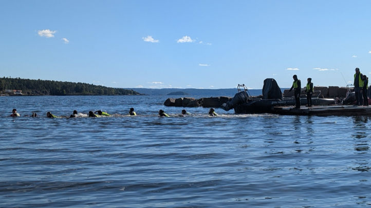 En gruppe mennesker i vannet