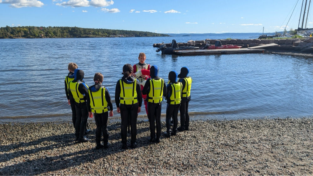 En gruppe mennesker iført redningsvester