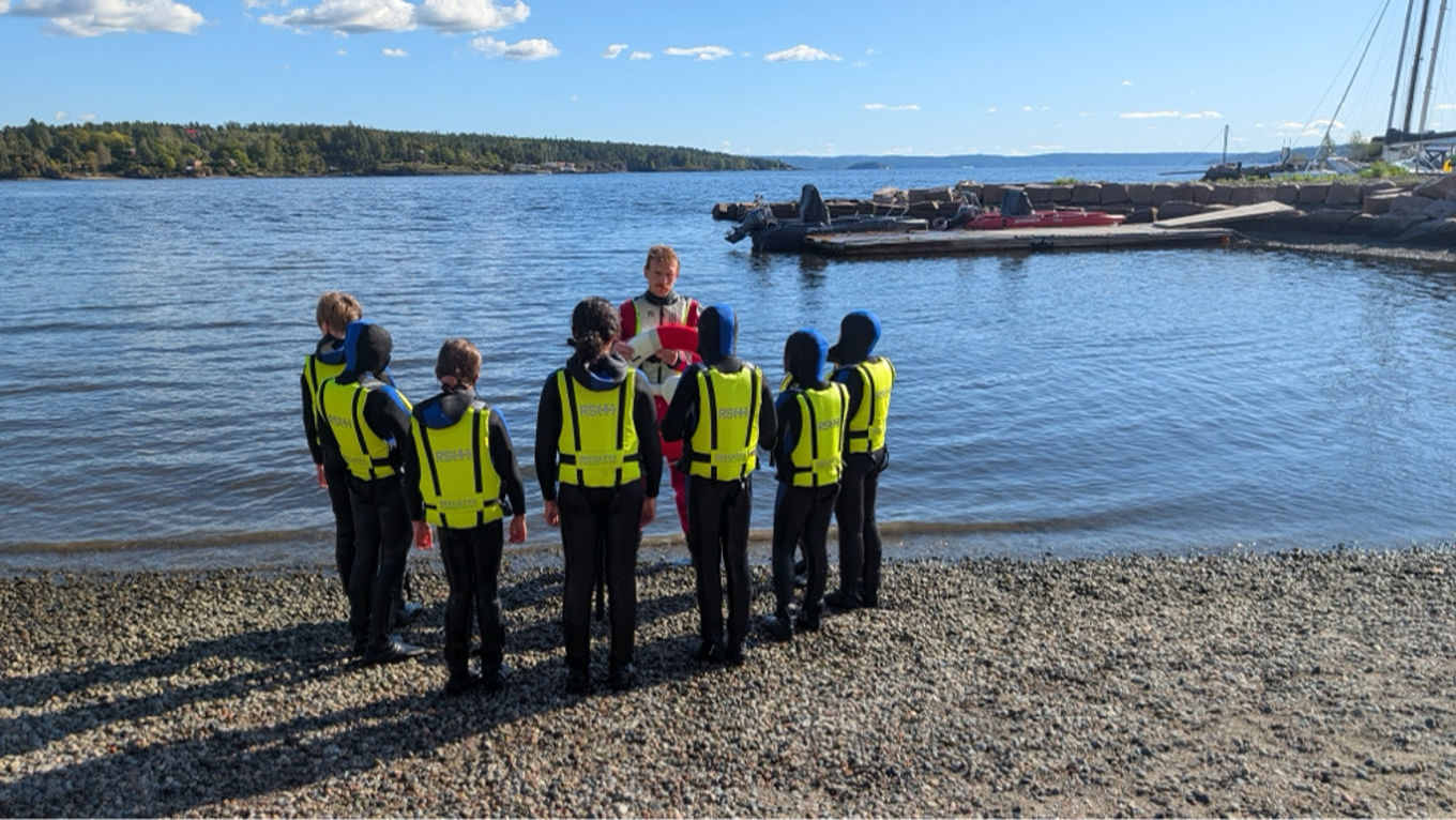 En gruppe mennesker iført redningsvester