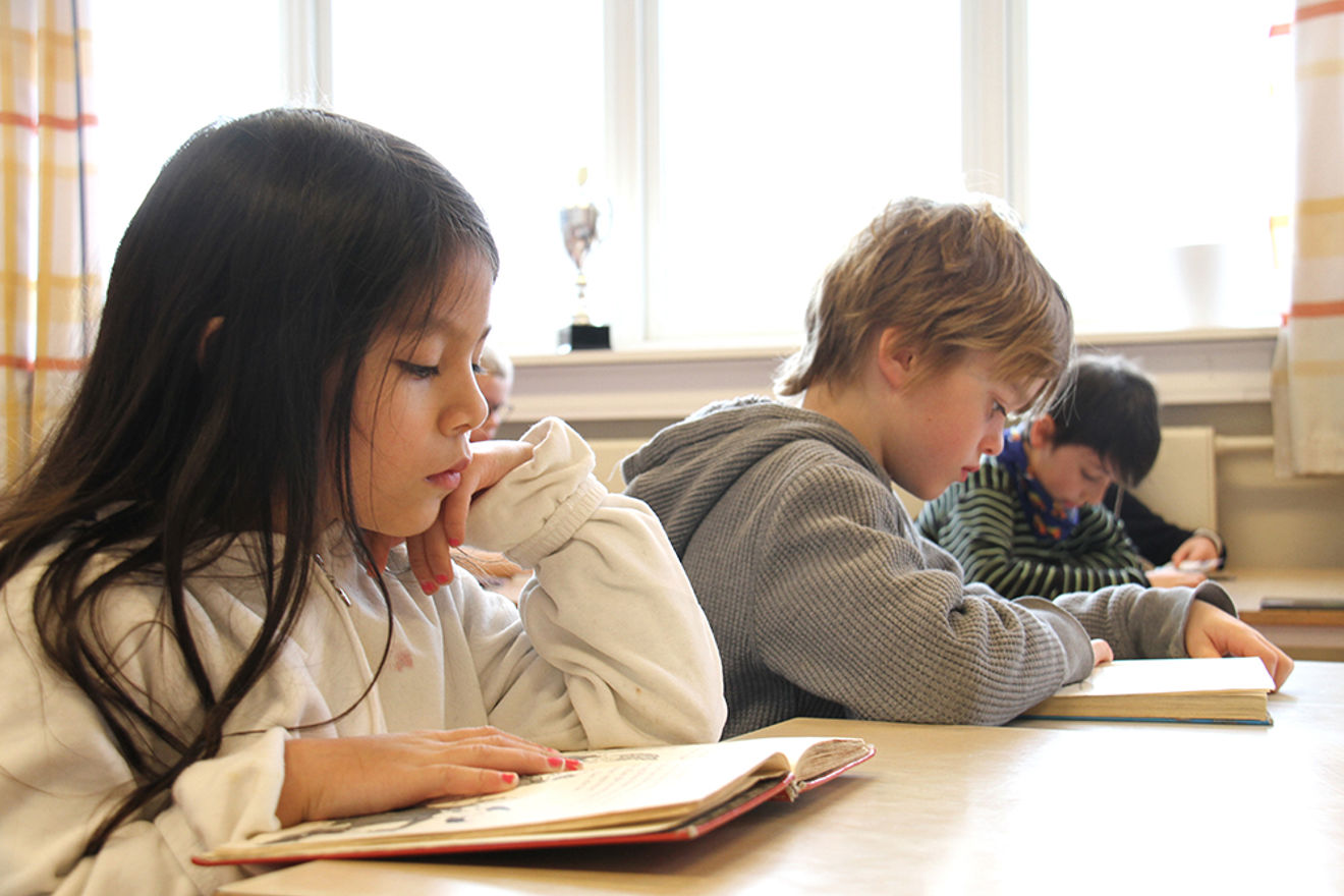 Elever arbeider i klasserom. (Foto: Heidi M. Skjebstad)