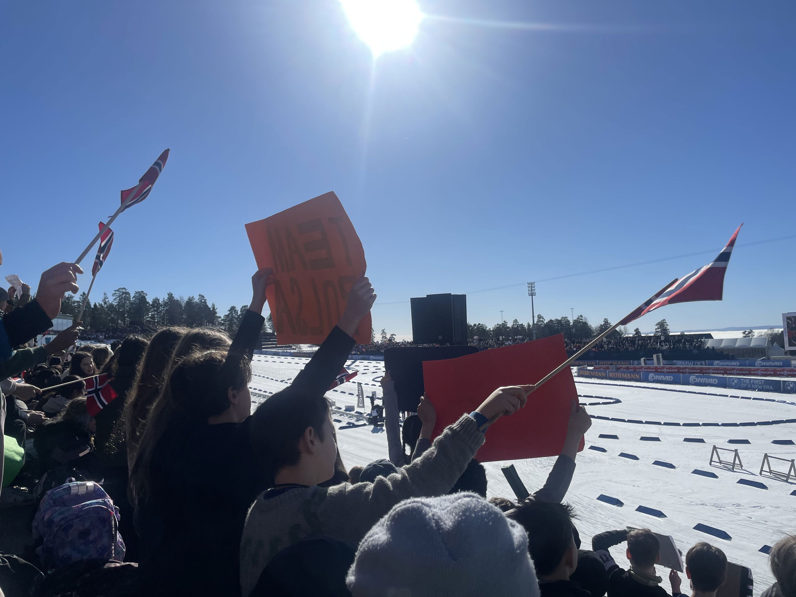 En folkemengde på en strand En folkemengde på en strand