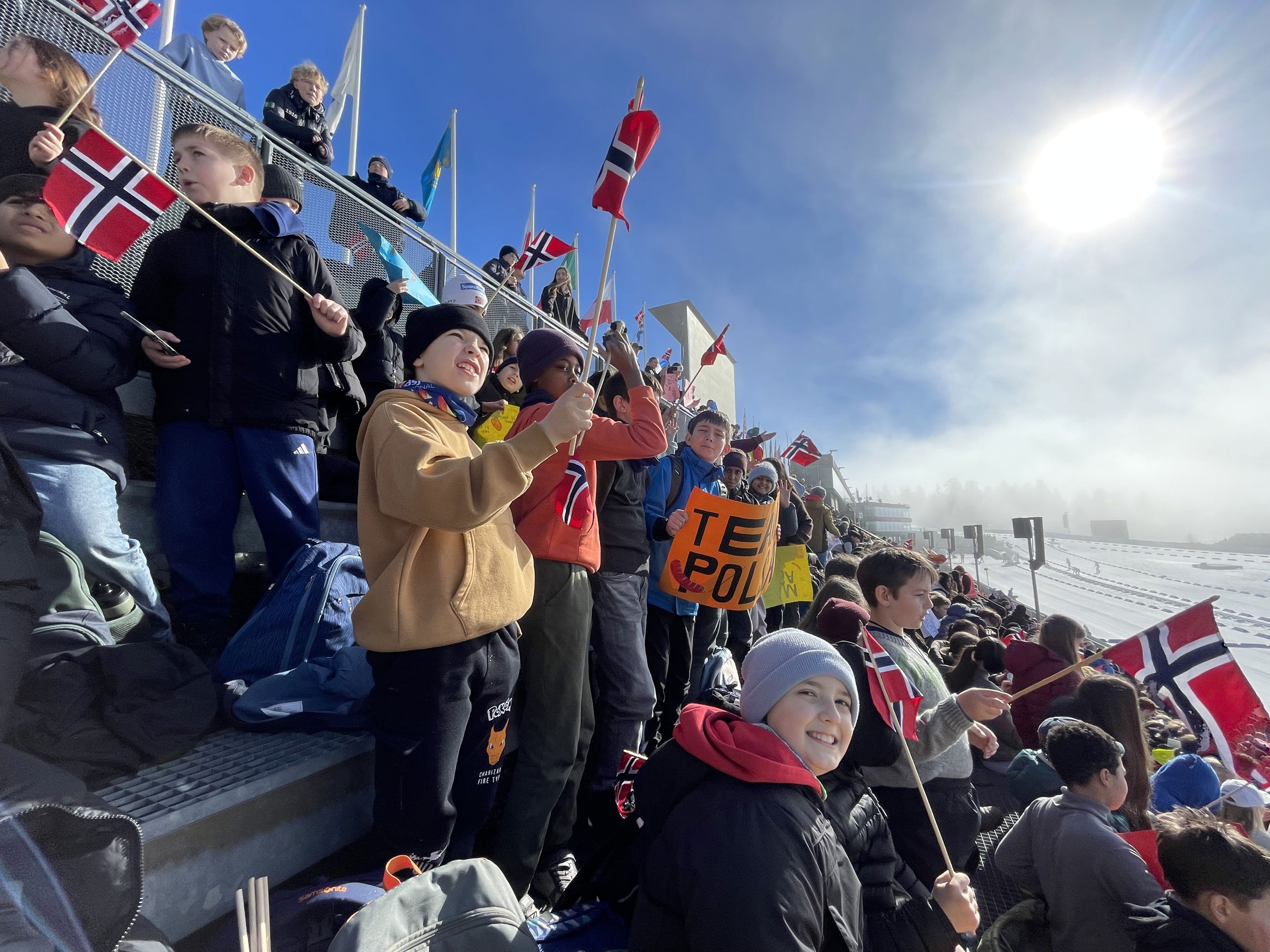 en gruppe mennesker som holder skilt en gruppe mennesker som holder skilt