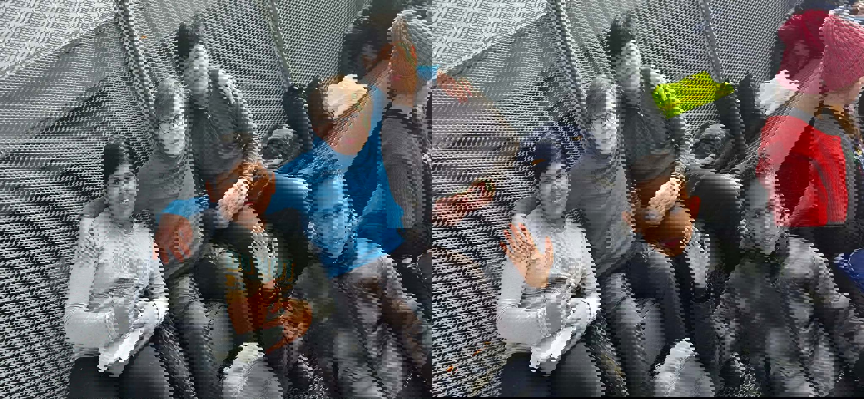 en gruppe mennesker som sitter på en benk en gruppe mennesker som sitter på en benk