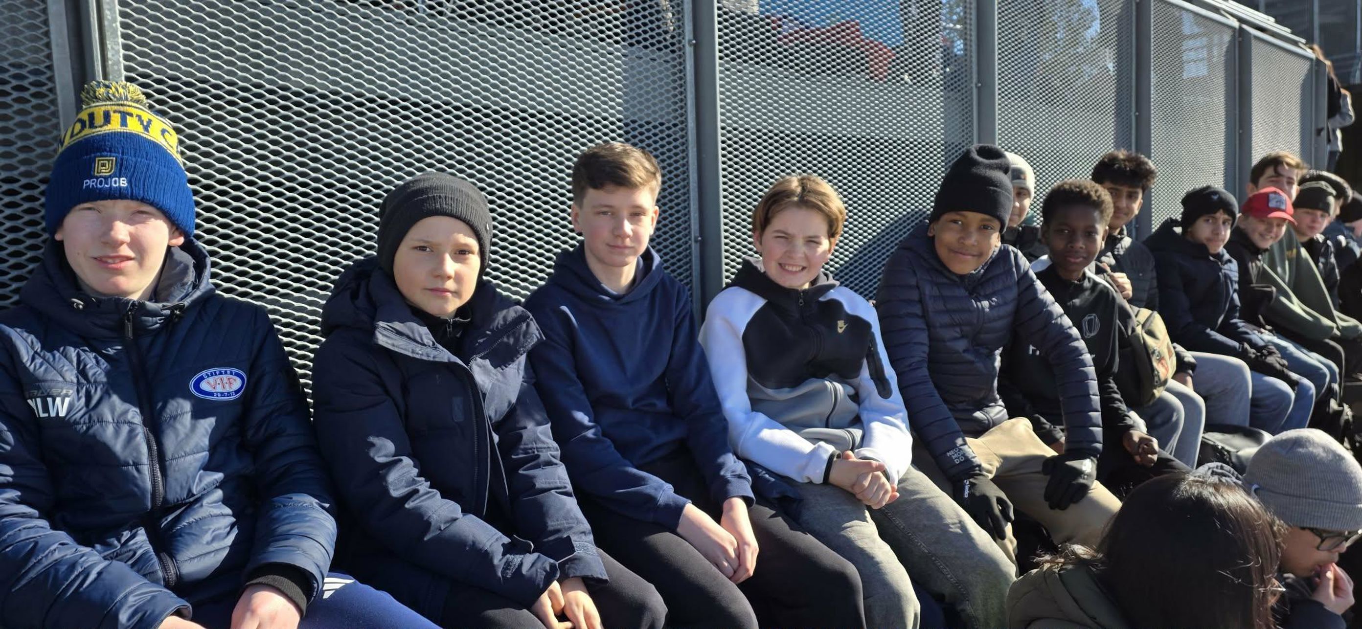 en gruppe mennesker som sitter sammen en gruppe mennesker som sitter sammen