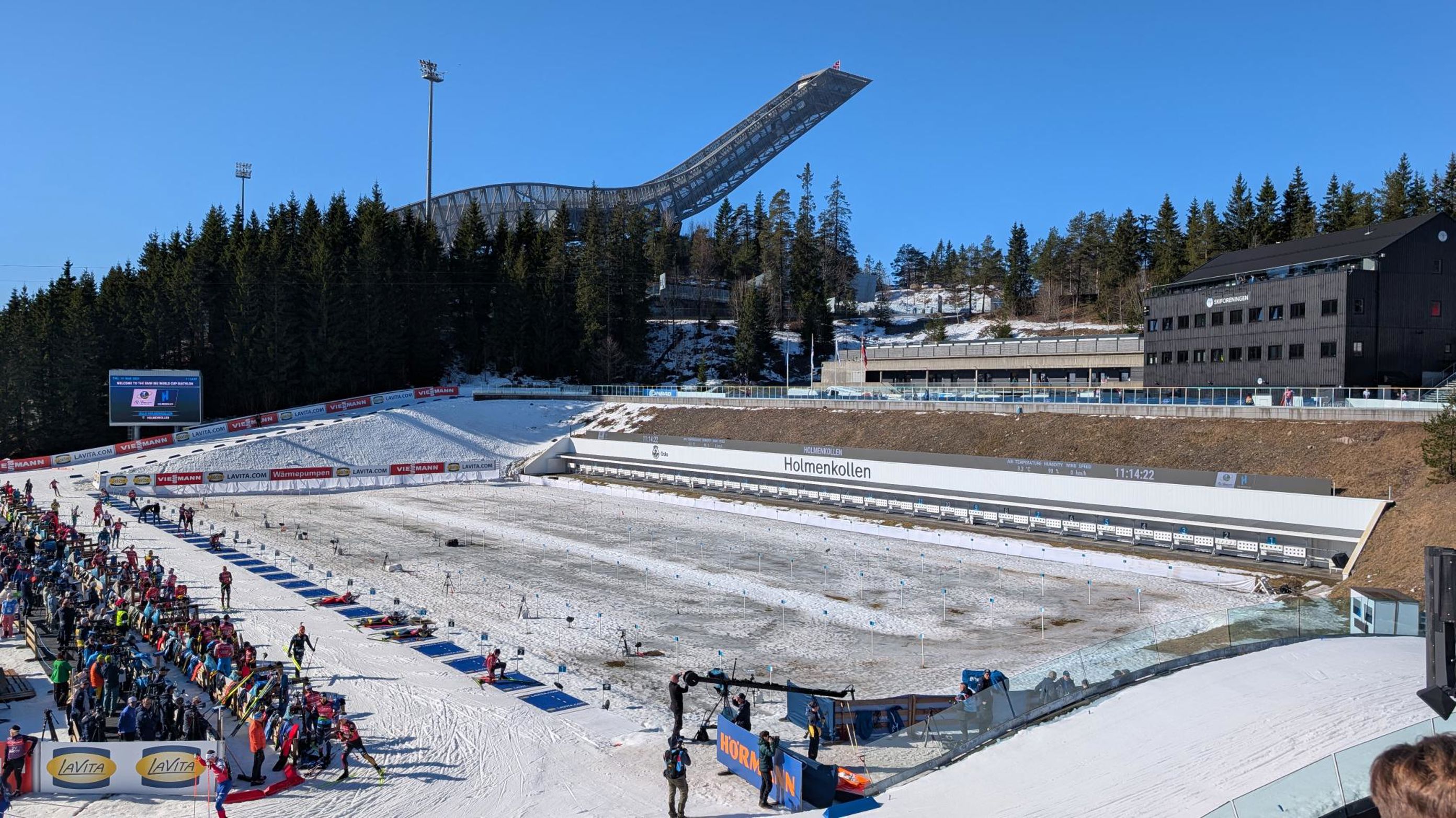 En gruppe mennesker som står på ski på en snødekt skråning En gruppe mennesker som står på ski på en snødekt skråning