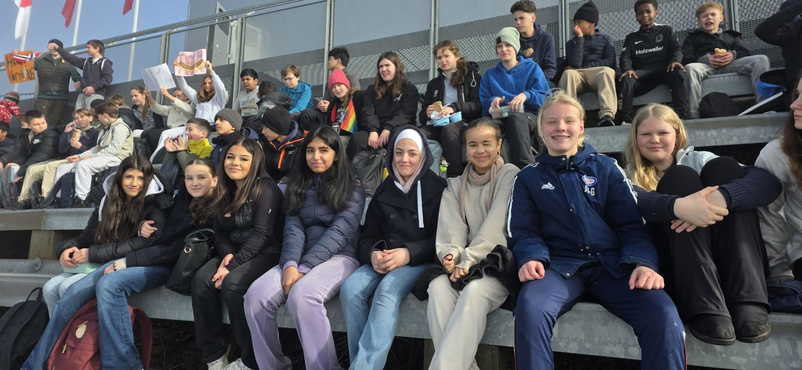 en gruppe mennesker som sitter i stoler en gruppe mennesker som sitter i stoler