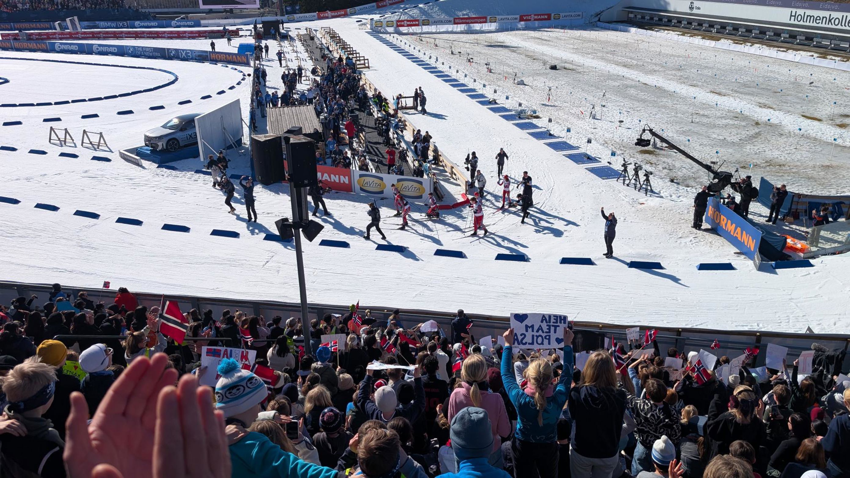 En folkemengde som ser på en skikonkurranse En folkemengde som ser på en skikonkurranse