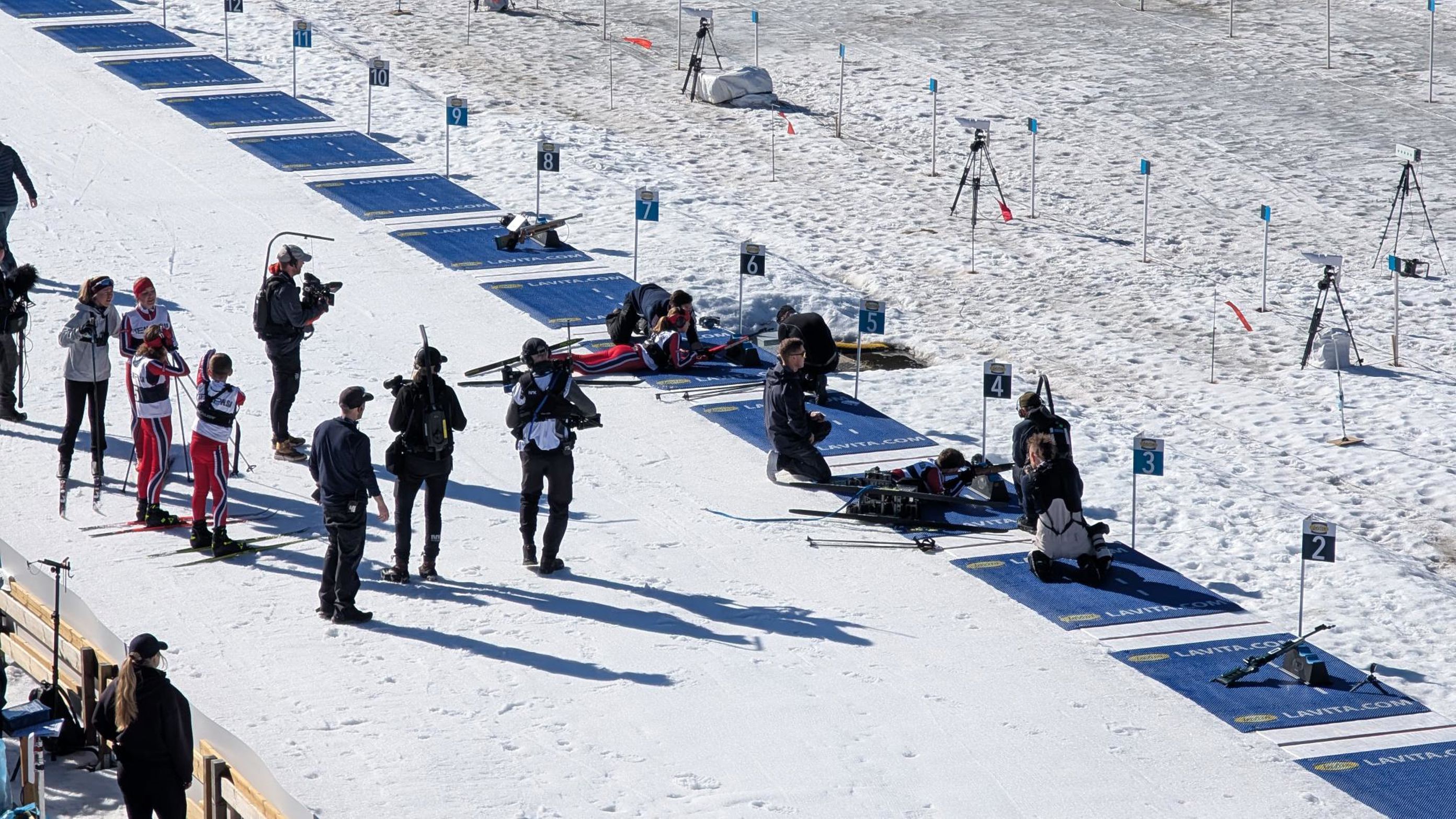 En gruppe mennesker står rundt noen snøski En gruppe mennesker står rundt noen snøski
