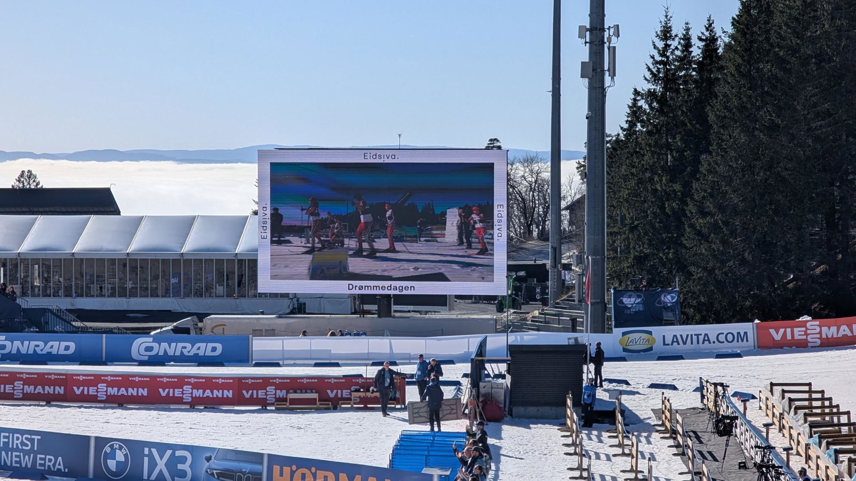 en gruppe mennesker på en scene en gruppe mennesker på en scene