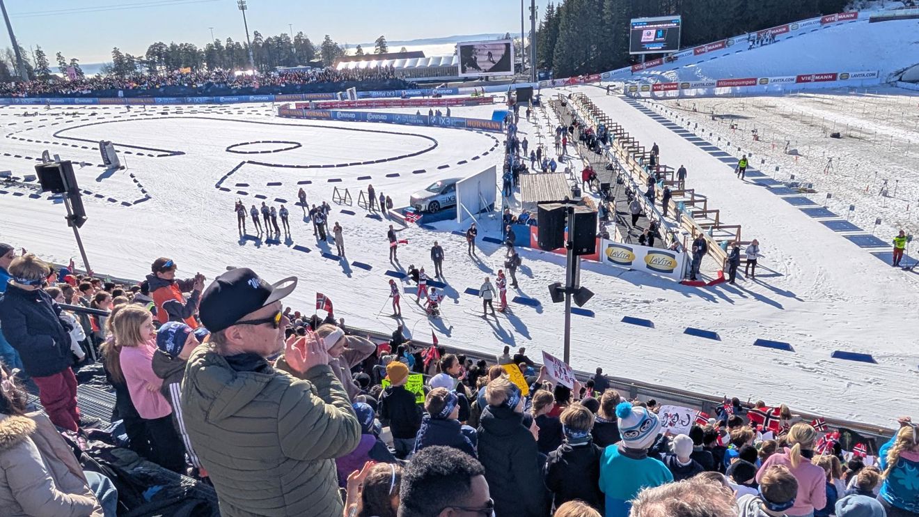 En folkemengde som ser på et skianlegg