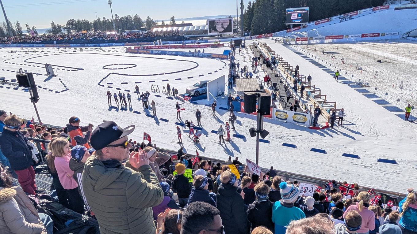 En folkemengde som ser på et skianlegg En folkemengde som ser på et skianlegg