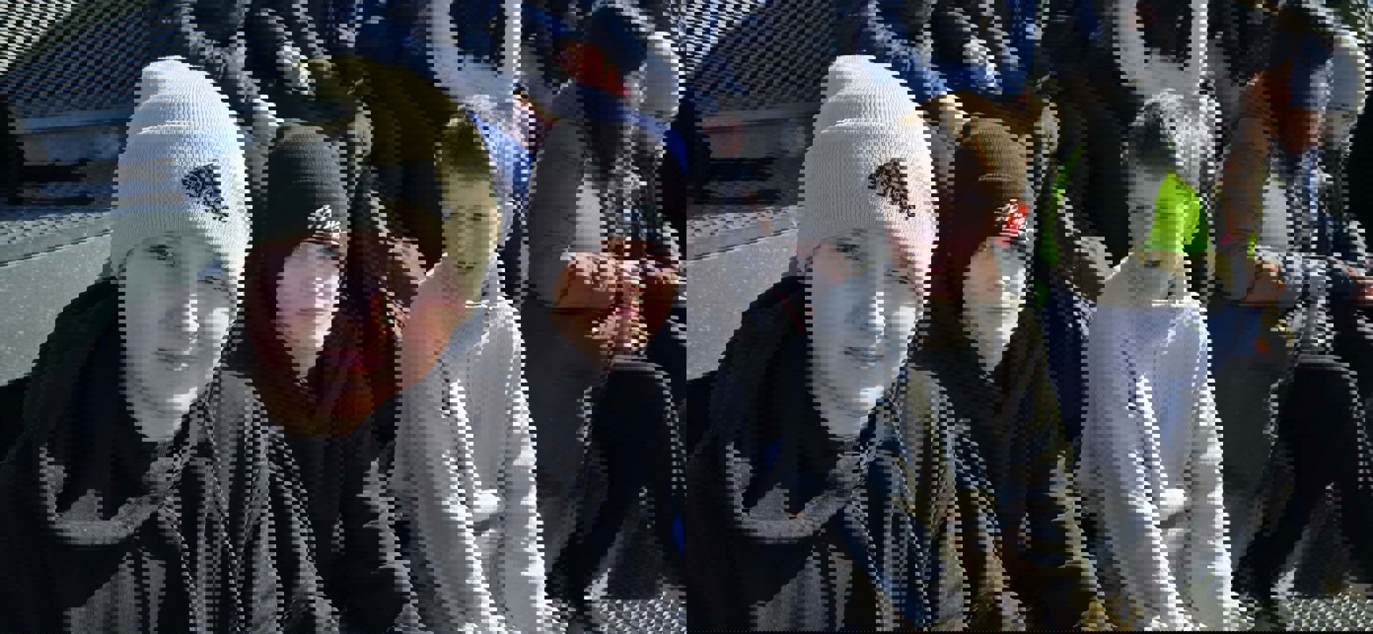 En gruppe barner som sitter på en benk En gruppe barner som sitter på en benk