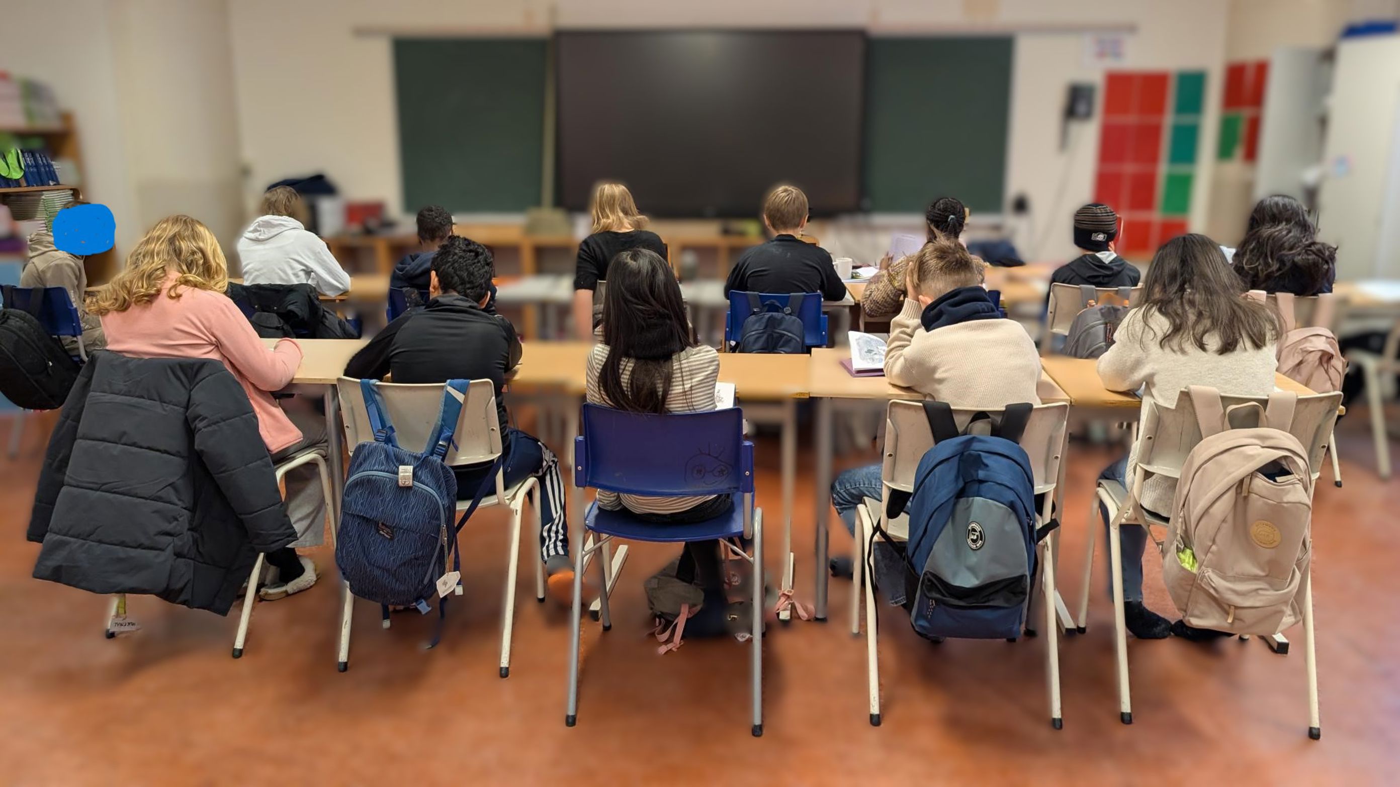 en gruppe mennesker som sitter ved et bord