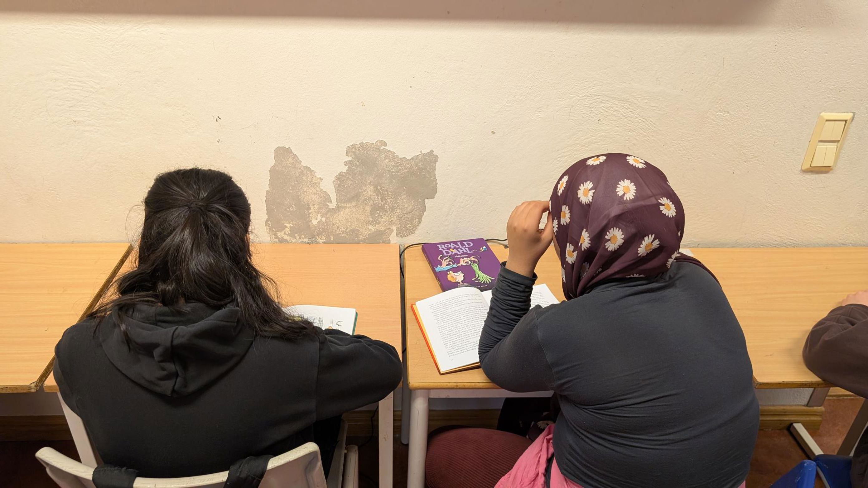 et par personer som sitter ved et bord og ser på et kart