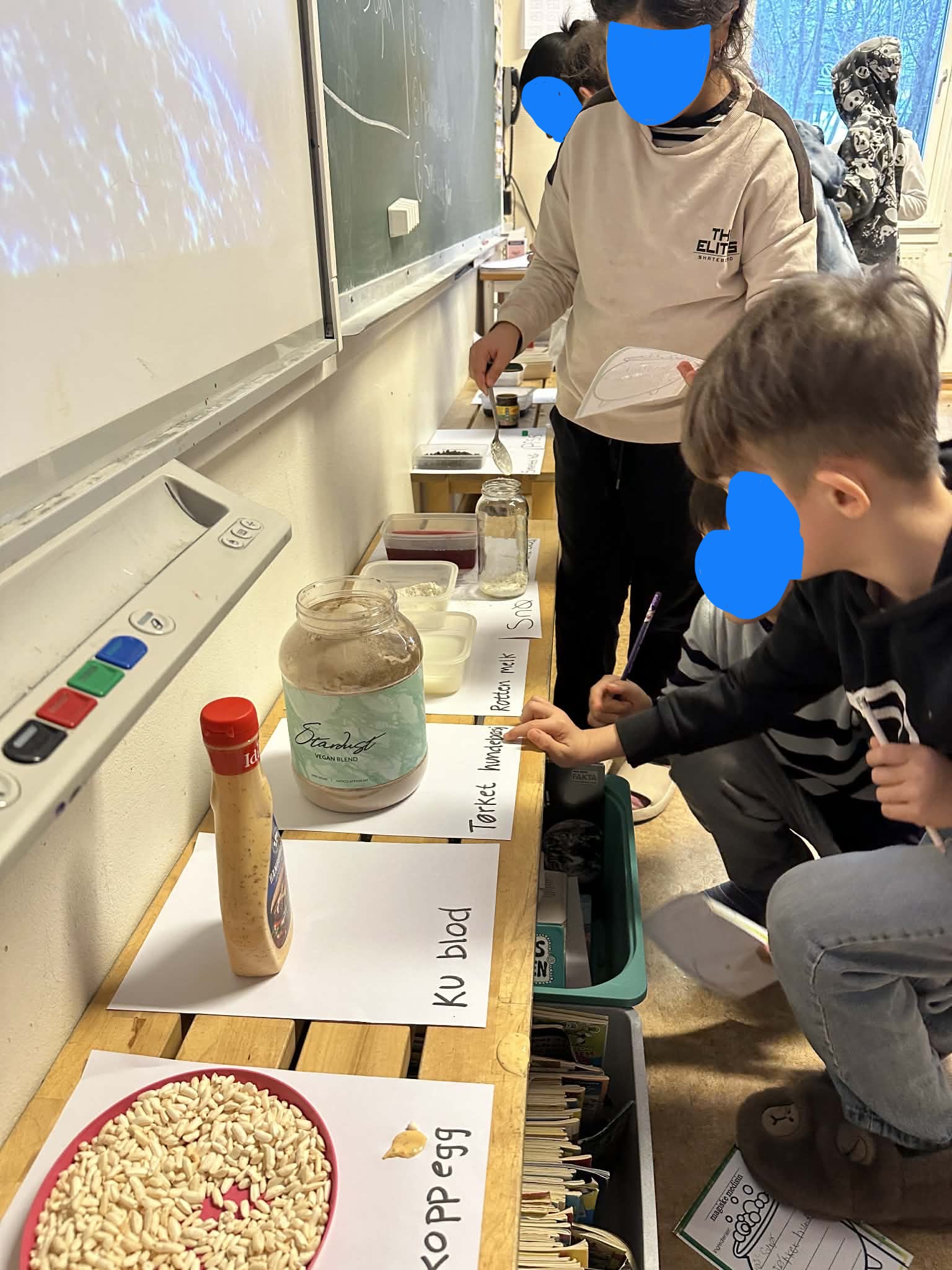 en gruppe mennesker som jobber med et prosjekt