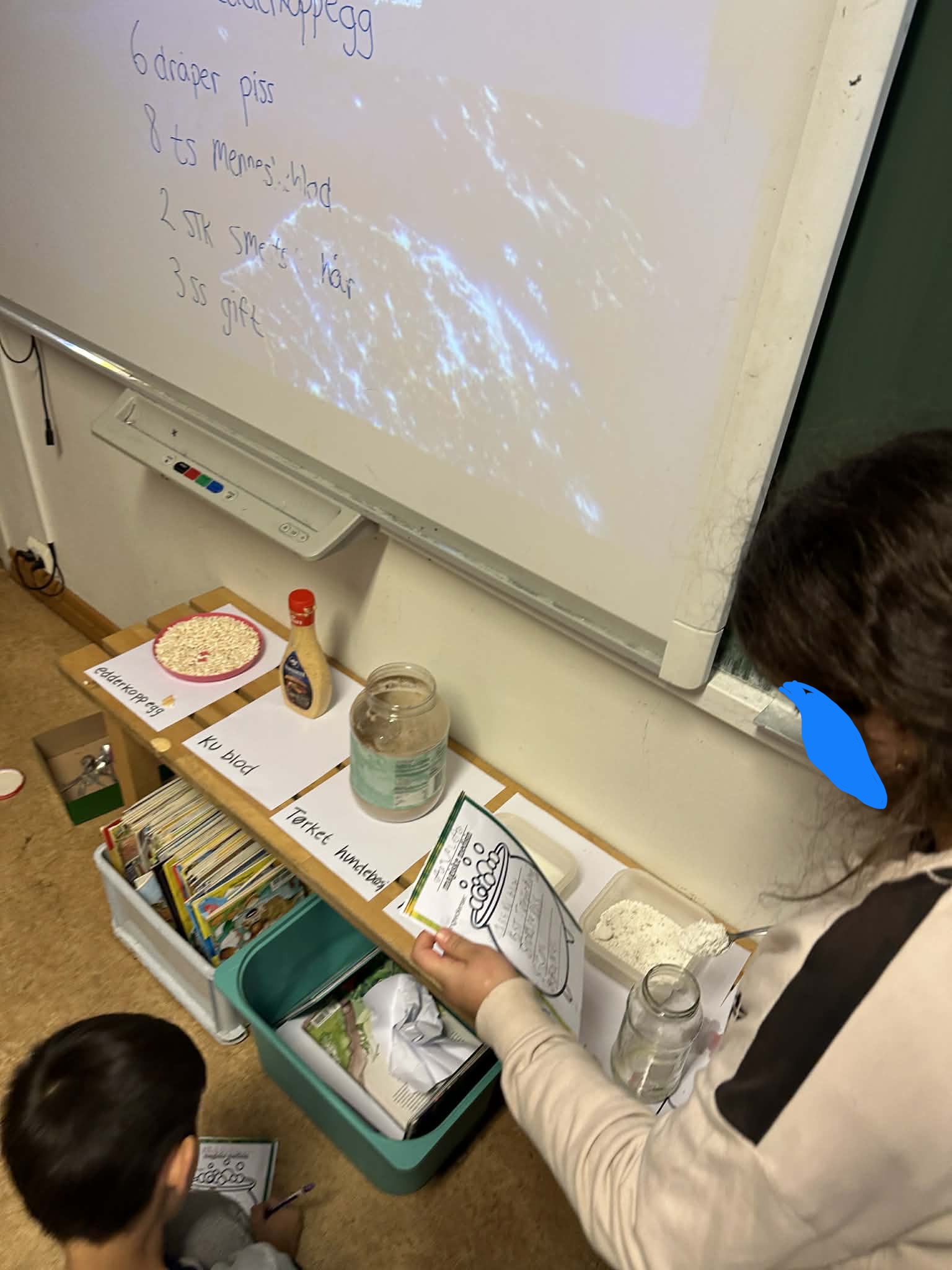 En person som skriver på en whiteboard