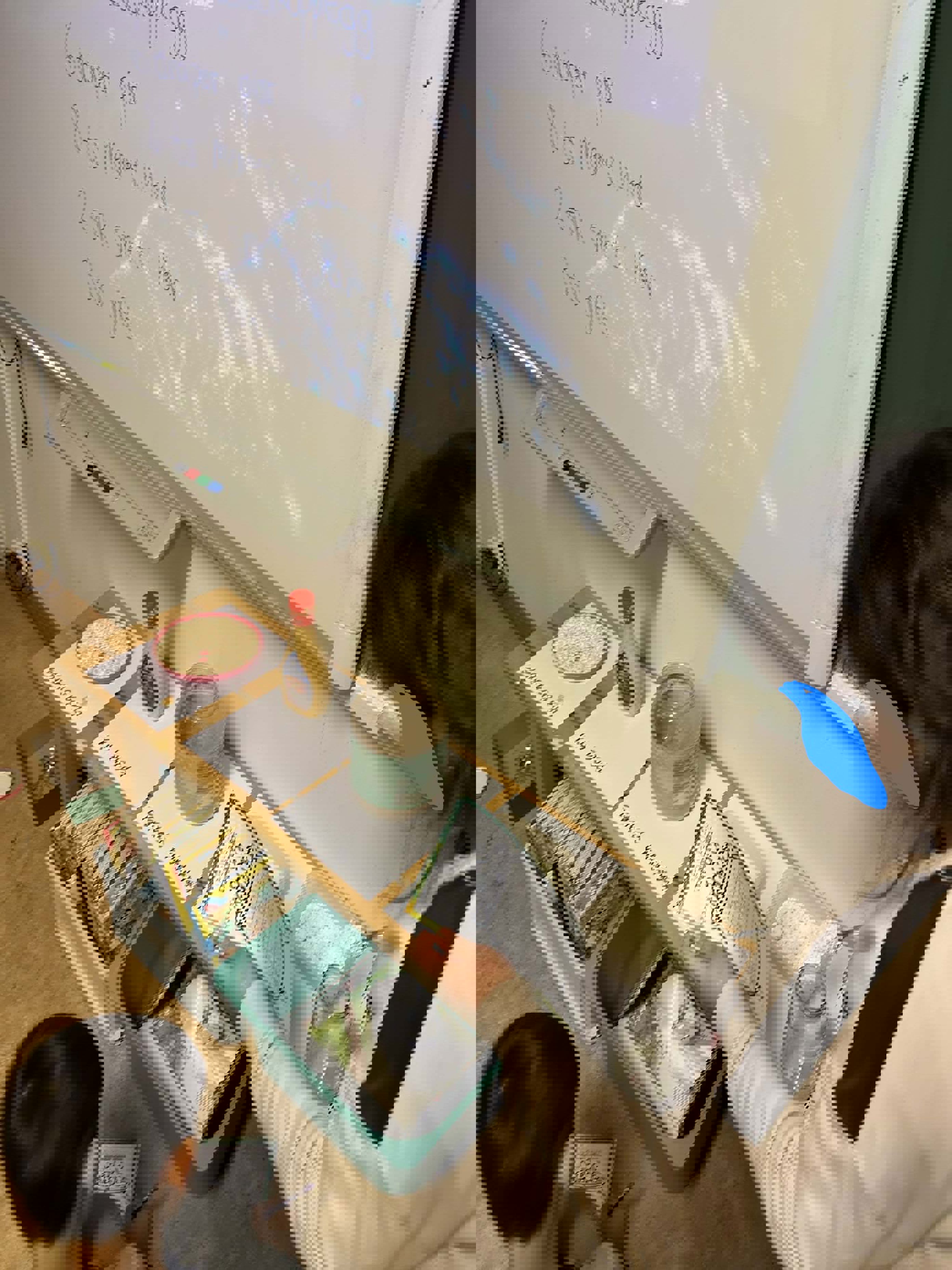 En person som skriver på en whiteboard