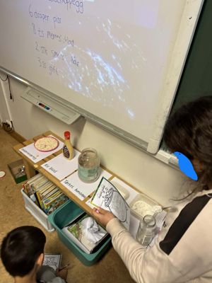 En person som skriver på en whiteboard