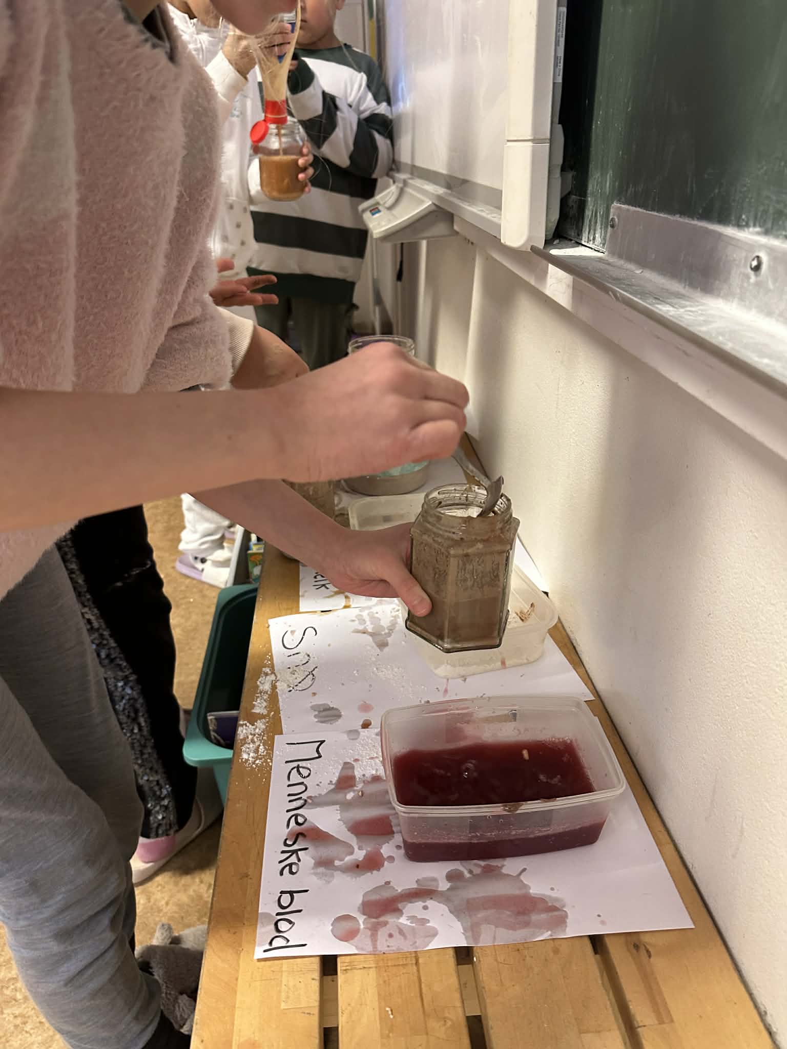 en person som heller en væske i en ***