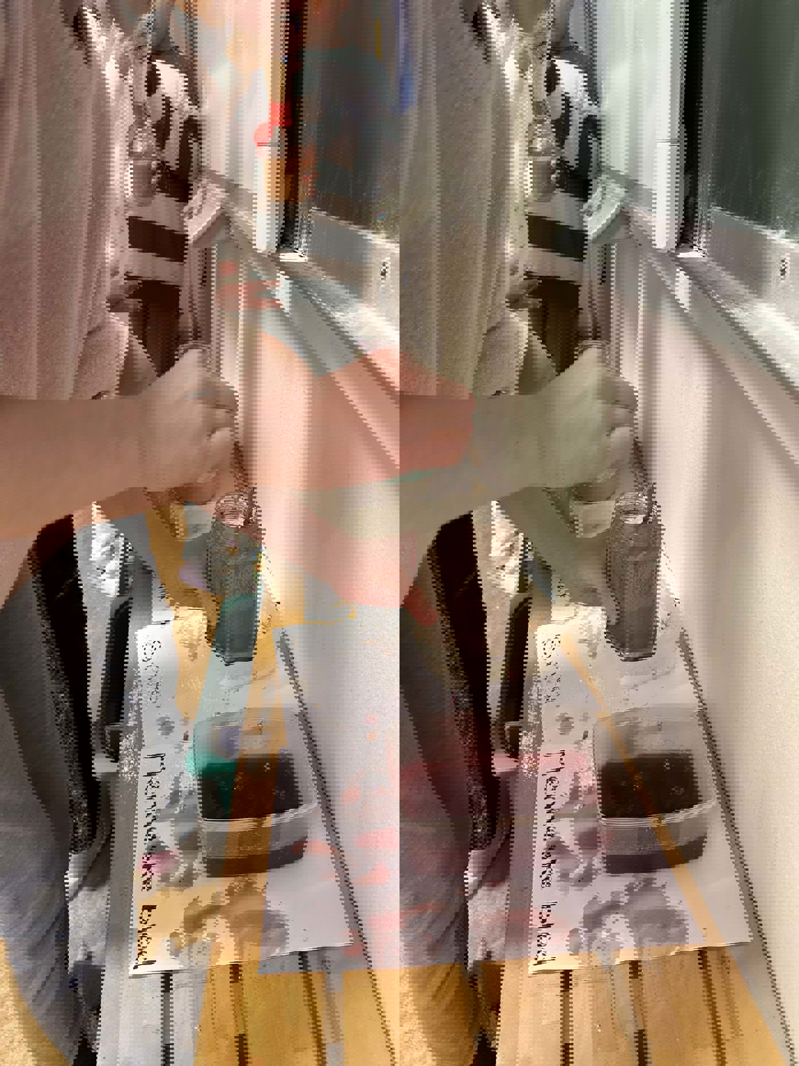 en person som heller en væske i en ***