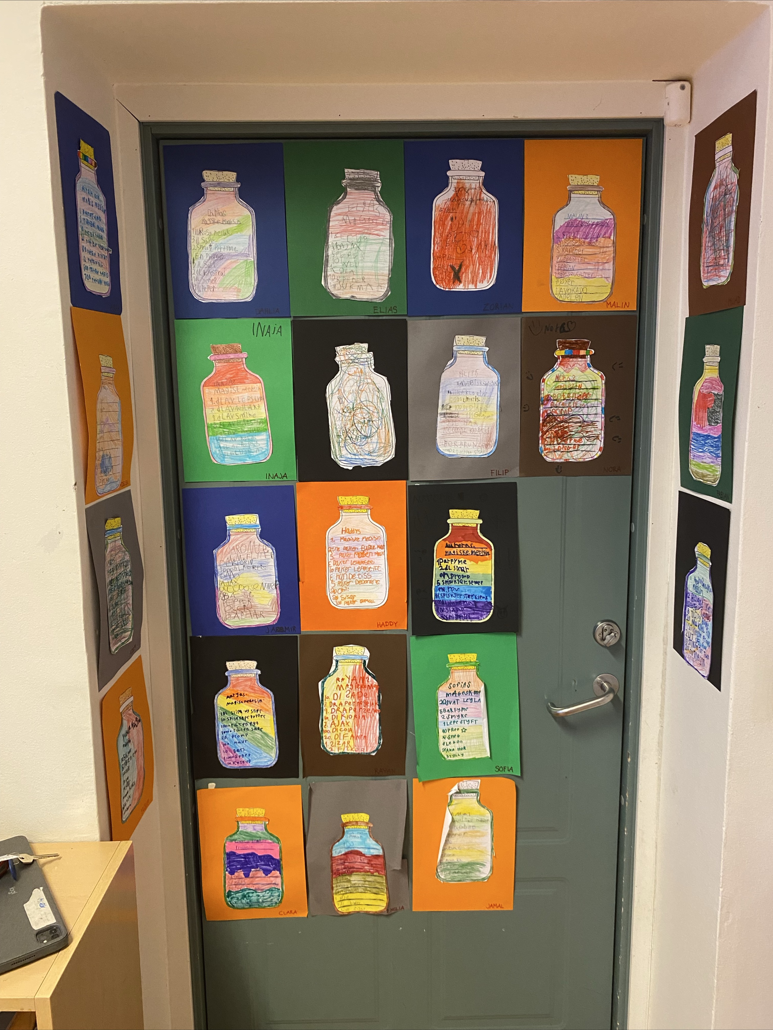 en dør med ulike klistremerker på