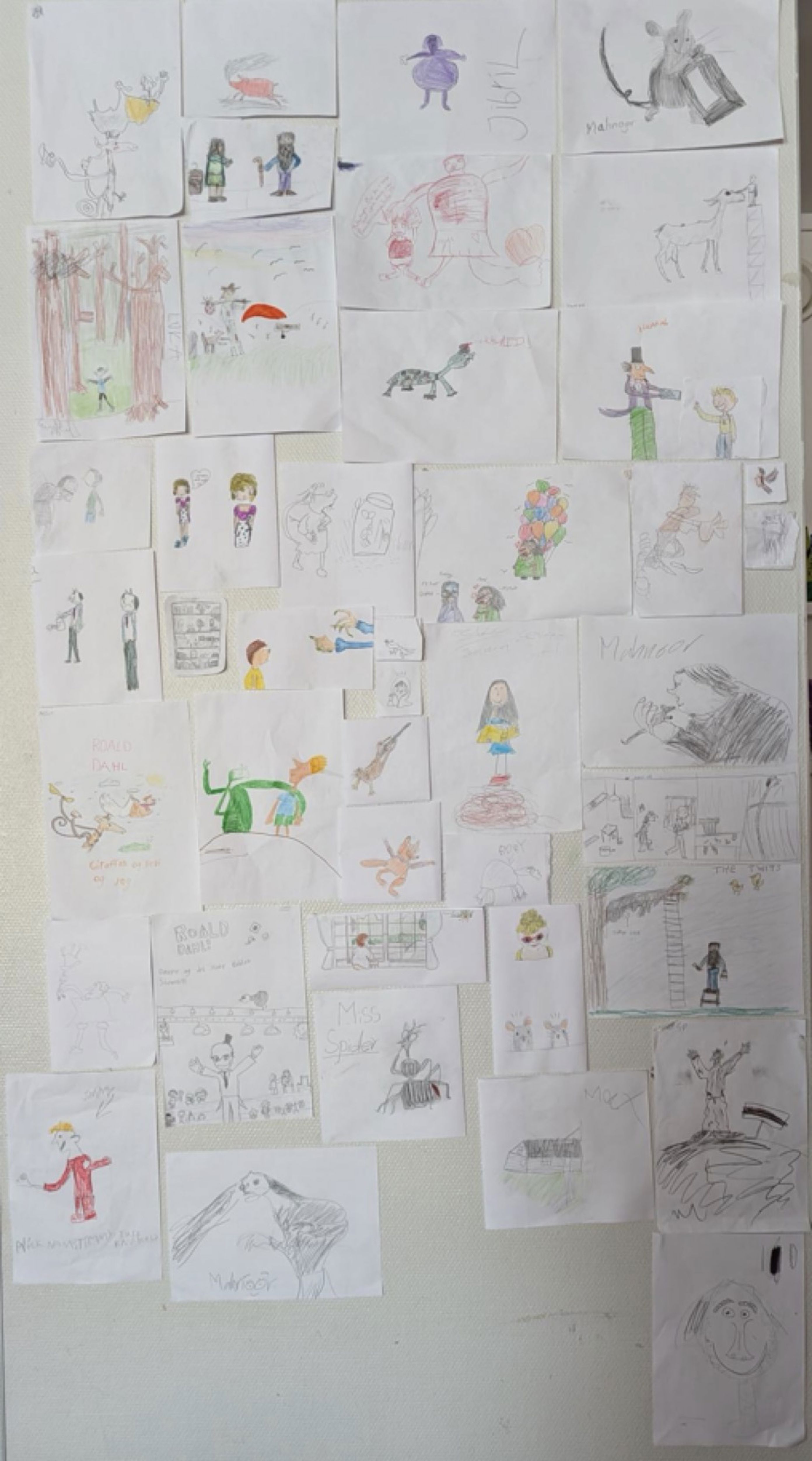en whiteboard med tegninger på