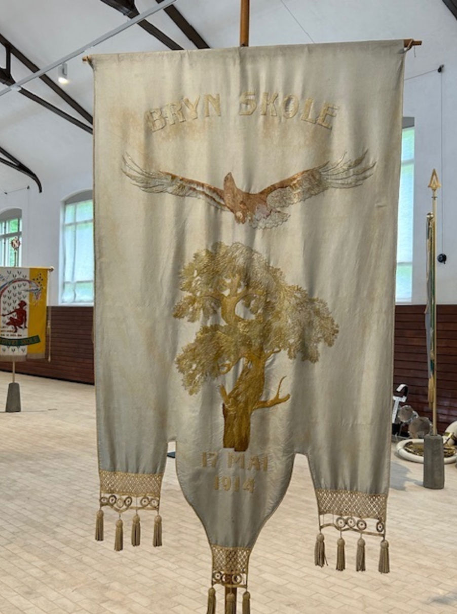 En stor vase med et skjelett En stor vase med et skjelett