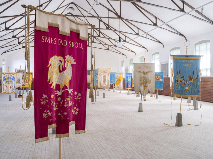 En gruppe bannere fra et telt