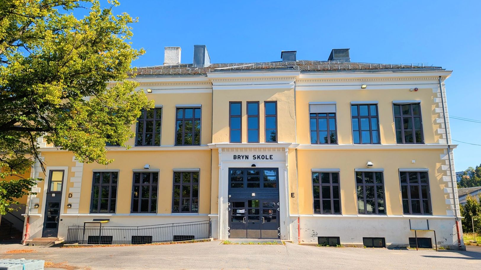 en bygning med et tre foran